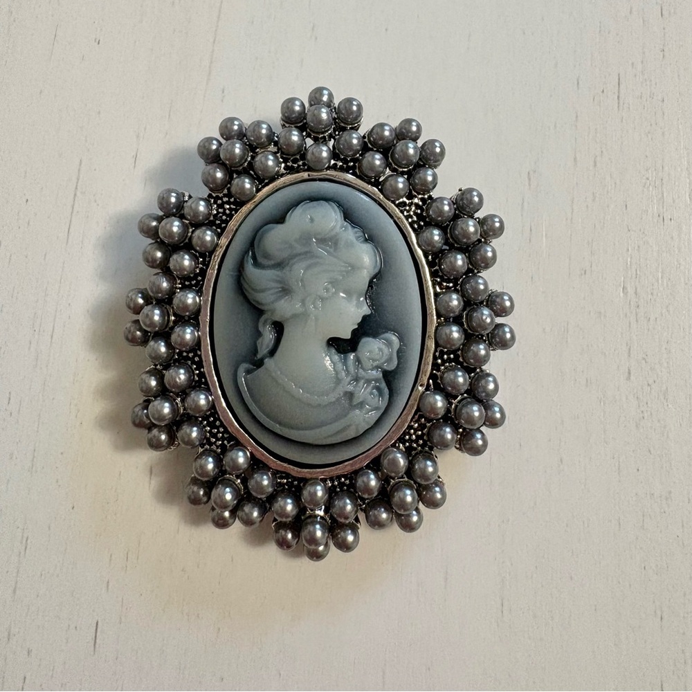 Vintage-Inspired Victorian Grey Faux Pearl Cameo Brooch - Picture 6 of 6
